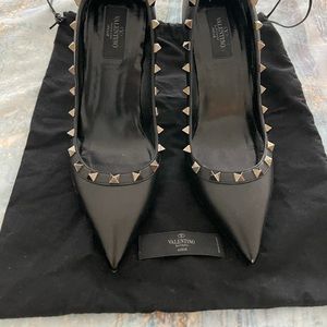 Like NEW Valentino Garavani Rockstud Leather Pumps size 8.5